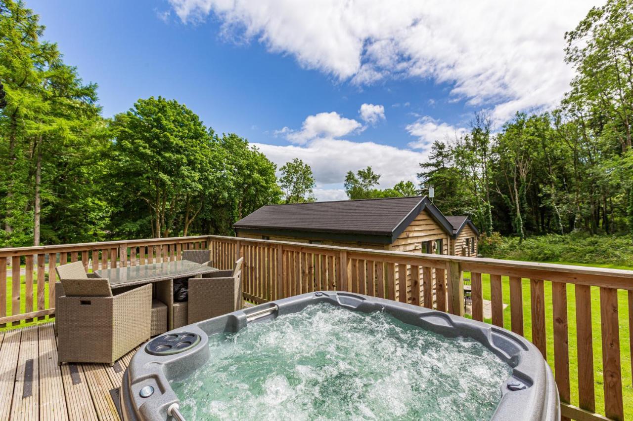 Squirrel Lodge 42 With Hot Tub Newton Stewart Exterior photo