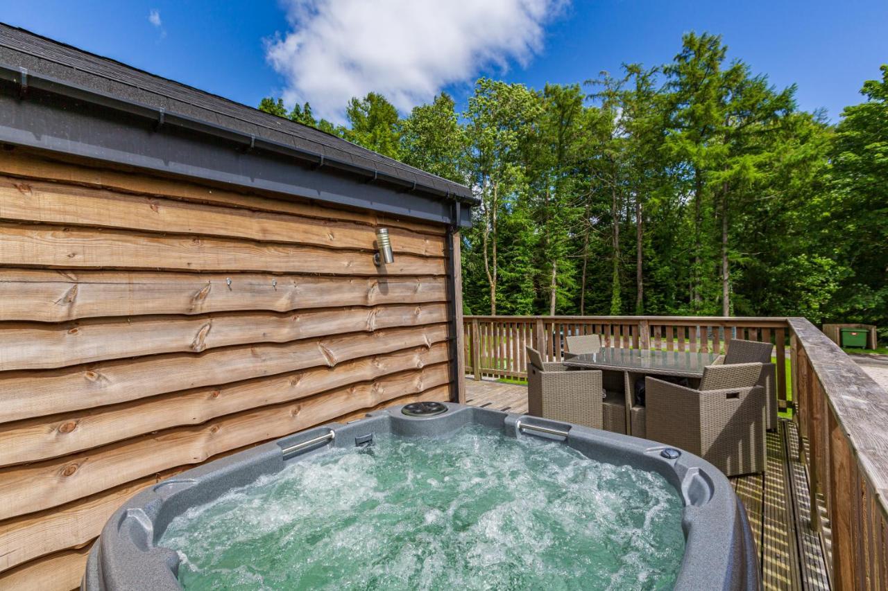 Squirrel Lodge 42 With Hot Tub Newton Stewart Exterior photo